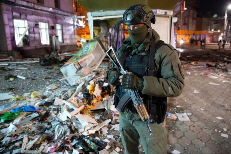 El sitio de una explosión afuera de las oficinas de la República Popular de Lugansk, Ucrania