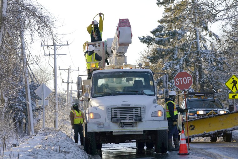 Trabajadores reparan el cableado eléctrico dañado por el mal tiempo en Massachusetts