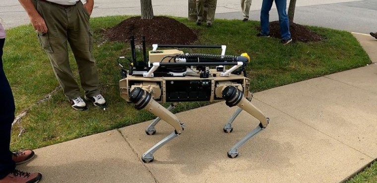 Una demostración de un perro robot en un sitio de pruebas de Lorton, Virginia