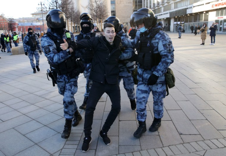 Un manifestante forcejea con la policía en la plaza Pushkinskaya de Moscú