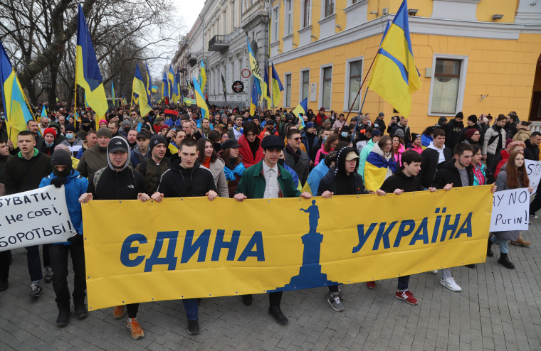 Manifestantes portan una pancarta en la que se lee "Ucrania unida" durante una manifestación para mostrar la unidad y el apoyo a la integridad de Ucrania, en medio de las crecientes tensiones con Rusia, en la ciudad de Odessa, en el sur de Ucrania, el 20 de febrero de 2022.