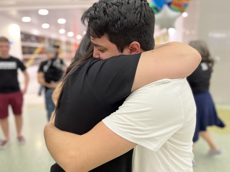 Ricardo Villasmil y su esposa Daniela Viloria se abrazan en el aeropuerto de Fort Lauderdale, Florida. Febrero 2022