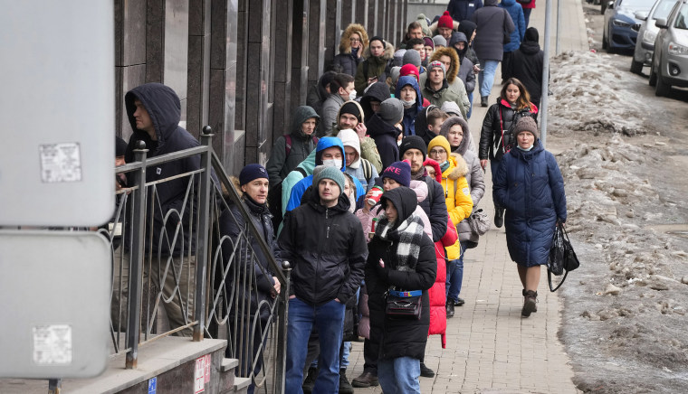 Un grupo de personas esperando para usar un cajero automático en San Petersburgo, Rusia, el 25 de febrero del 2022.