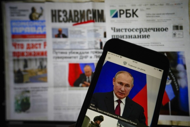 Mientras Occidente acusa a Rusia de una invasión injustificada, los medios estatales rusos pintan una imagen completamente diferente.