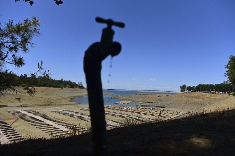 Un grifo de agua gotea cerca de un muelle sobre una porción del lago Folsom que se secó en California.