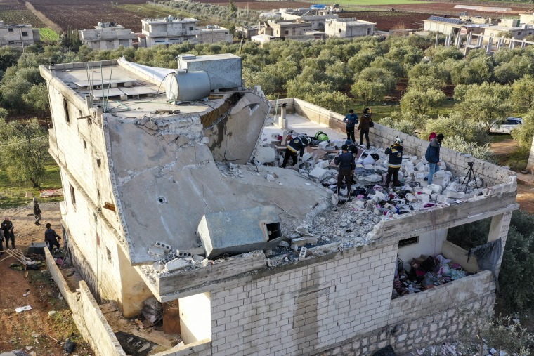 Unas personas inspeccionan una casa destruida tras una operación del ejército estadounidense en el pueblo sirio de Atmeh, en la provincia de Idlib, el jueves 3 de febrero de 2022.