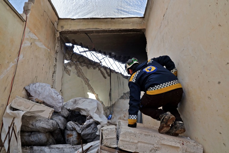 La defensa civil siria evacua un cadáver en el lugar de los hechos tras una incursión nocturna de las fuerzas de operaciones especiales estadounidenses contra presuntos yihadistas en Atme, en la provincia noroccidental siria de Idlib.