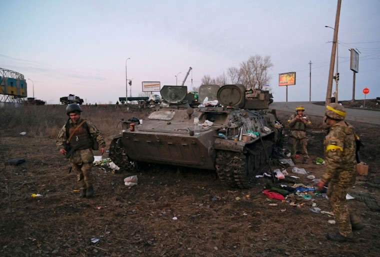 Soldados ucranianos al lado de un vehículo blindado del Ejército ruso en las afueras de Kharkiv