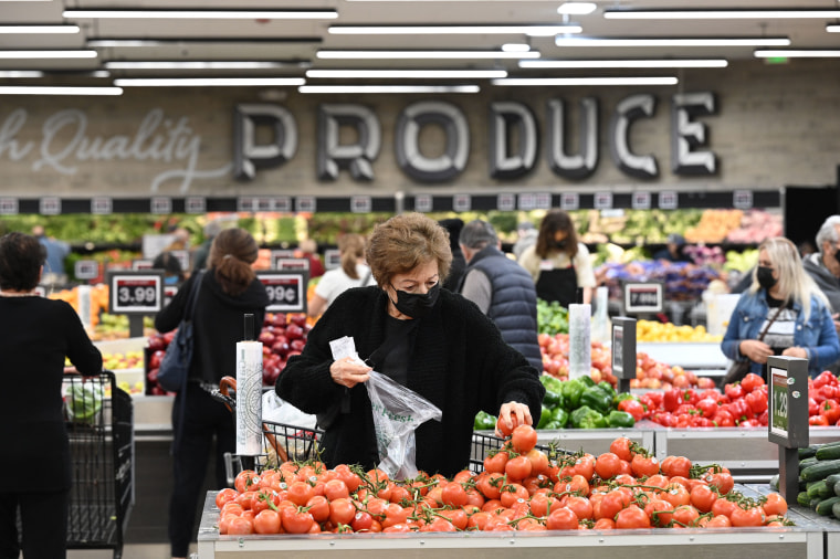 Una mujer compra tomates en un supermercado en Glendale, California, el 12 de enero de 2022.