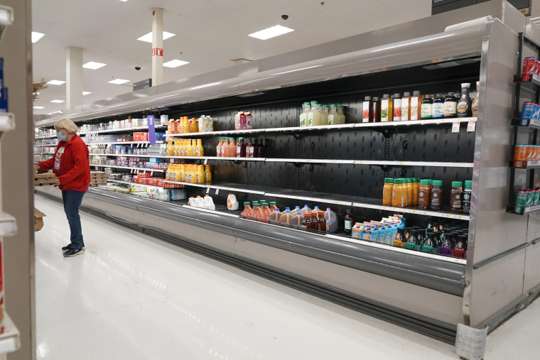 Una sección de estantes está casi vacía en una tienda Target en Hackensack, Nueva Jersey, el miércoles 12 de enero de 2022.