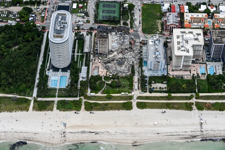 Personal de búsqueda y rescate trabajando en el lugar tras el derrumbe parcial de las Torres Champlain Sur en Surfside, al norte de Miami Beach, el 24 de junio de 2021.
