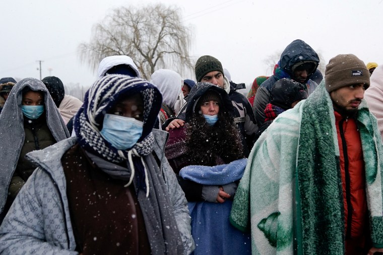 Personas que huyeron de Ucrania esperan a que un autobús los lleve fuera del paso fronterizo en Medyka, Polonia, este lunes.
