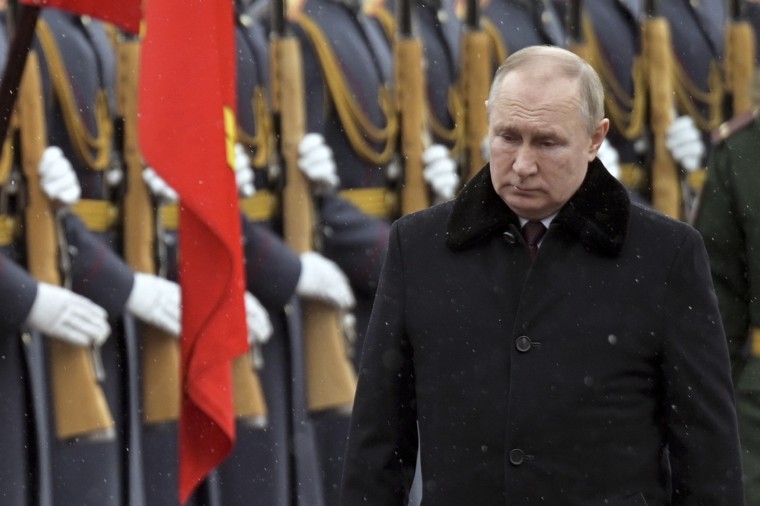 El presidente ruso, Vladimir Putin, asiste a una ceremonia en la Tumba del soldado desconocido cerca del muro de Kremlin