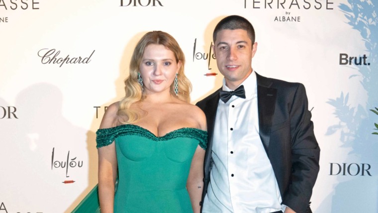 Abigail Breslin con su novio Ira Kunyansky en una cena dentro del Festival de Cine en Cannes 2021.