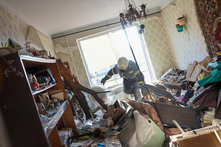 Bomberos ucranianos llegan para rescatar a civiles después de un ataque aéreo contra un complejo de apartamentos en Chuhuiv, Óblast de Kharkiv, Ucrania, el 24 de febrero de 2022.