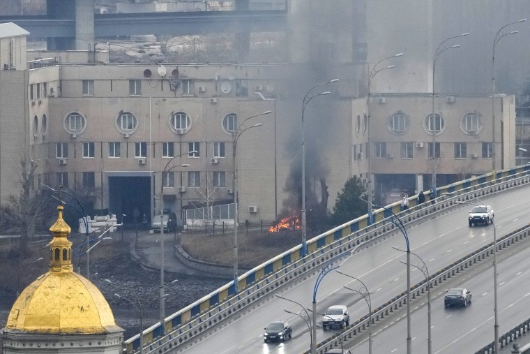 Un edificio militar en Kiev, la capital de Ucrania, fue alcanzado por lo que se cree fue un ataque aéreo ruso el jueves 24 de febrero de 2022.
