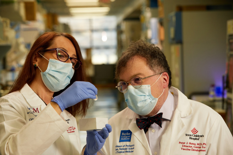 María Elena Bottazzi y Peter Hotez, científicos que lideran el equipo del Centro de Desarrollo de Vacunas del Hospital Infantil de Texas que creó la vacuna Corvebax.