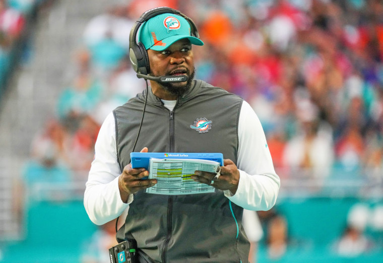 Brian Flores, cuando era el entrenador de los Miami Dolphins, durante un partido contra los New England Patriots en Miami Gardens, Florida, el 9 de enero de 2022.