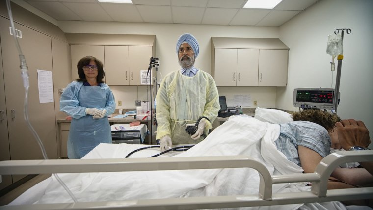 Un médico y una asistente médica usan una sonda para realizar una colonoscopia en una clínica de Pennsylvania