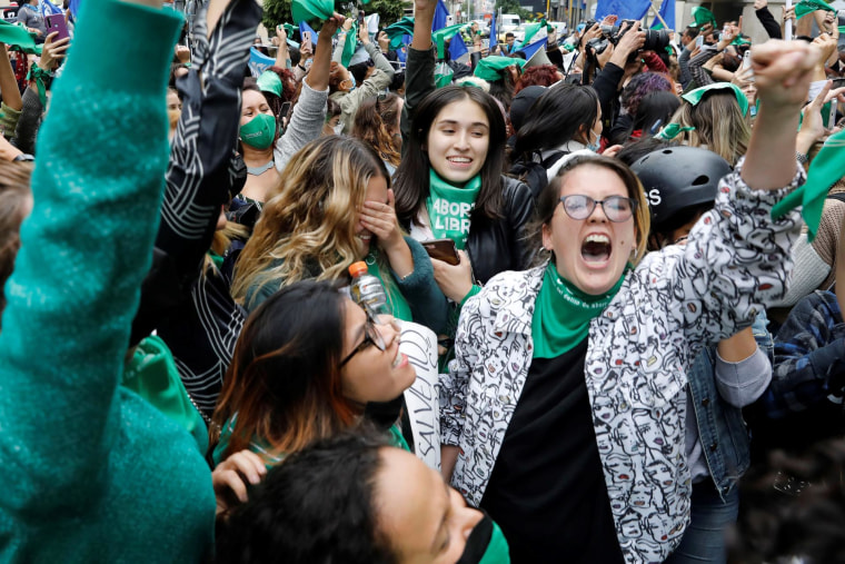 Mujeres celebran la decisión de la Corte Constitucional de aprobar la despenalización parcial del aborto, permitiendo la interrupción voluntaria del embarazo hasta las 24 semanas, en Bogotá, el 21 de febrero de 2022.