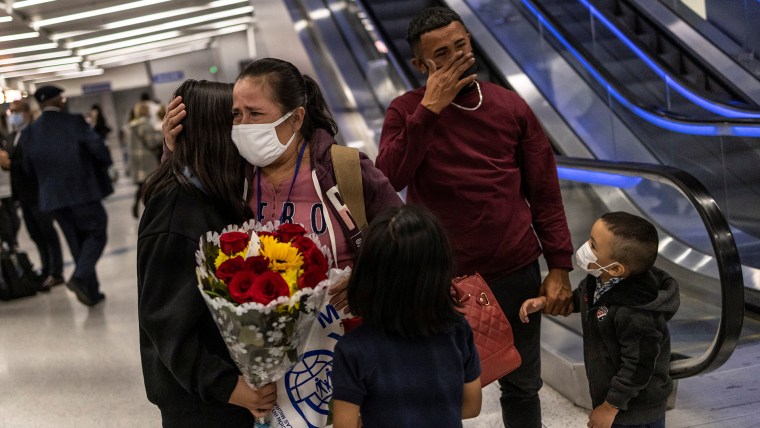 Una familia se abraza durante la reunificación familiar en el n el Aeropuerto Internacional de Los Ángeles en Los Ángeles, en enero de 2022.