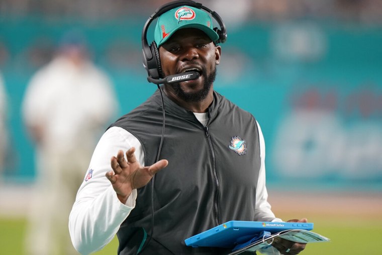 El exentrenador de los Dolphins de Miami Brian Flores, durante el partido contra los Patriots de Nueva Inglaterra, el domingo 9 de enero de 2022.