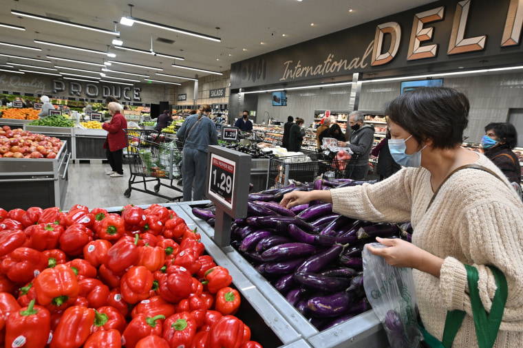 La gente compra alimentos en un supermercado en Glendale, California, el 12 de enero de 2022.