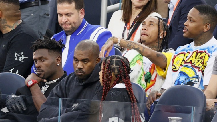 Kanye West, Ye, con su hija North, en el Super Bowl 2022.