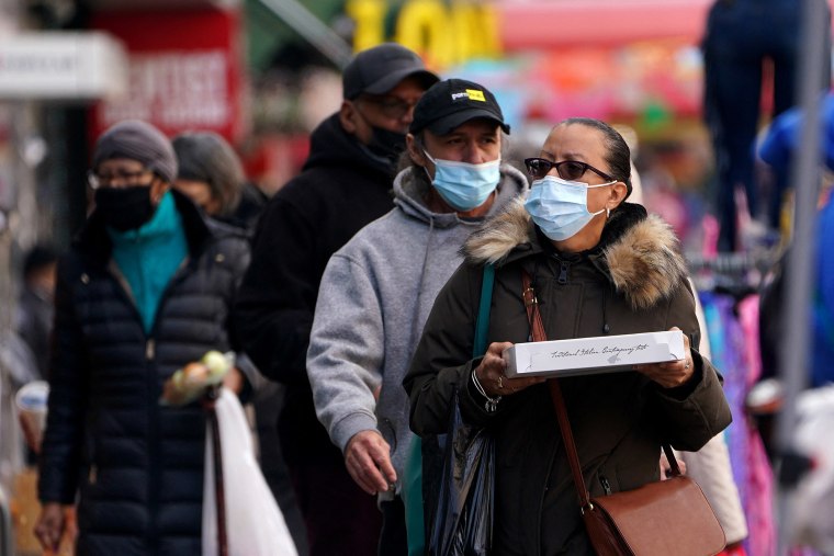 En Nueva York, la gente recorre la ciudad usando mascarillas, lo cual era la más reciente recomendación de los CDC para gran parte del país.