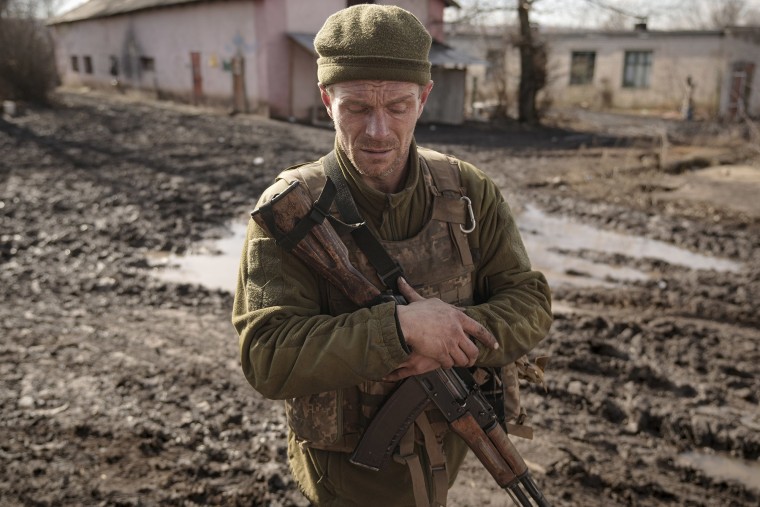 Un militar ucraniano camina cerca de la aldea de de Krymske, que está en la primera línea de batalla de la región separatista de Lugansk, en el este de Ucrania, el sábado 19 de febrero de 2022.