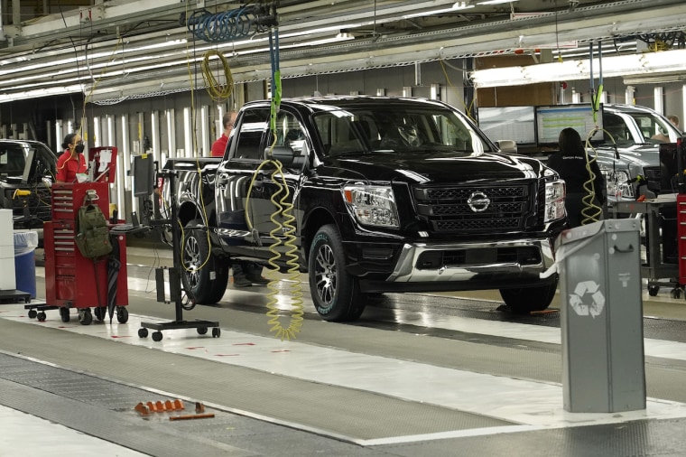 Trabajadores inspeccionan una camioneta Titan en una planta de Nissan en Canton, Mississippi.  La planta será convertida en un centro de fabricación de vehículos eléctricos en 2025, anunció la empresa.