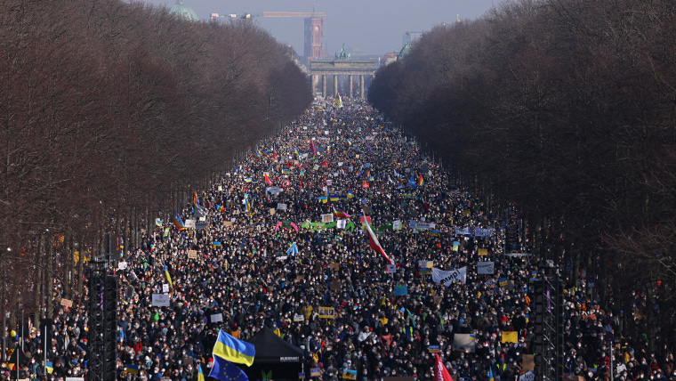 Decenas de miles de personas se reúnen en el parque Tiergarten para protestar contra la guerra en curso en Ucrania el 27 de febrero de 2022 en Berlín, Alemania.