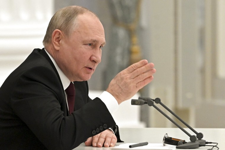 El presidente ruso, Vladimir Putin, habla durante una reunión del Consejo de Seguridad en el Kremlin en Moscú, Rusia, el lunes 21 de febrero de 2022.
