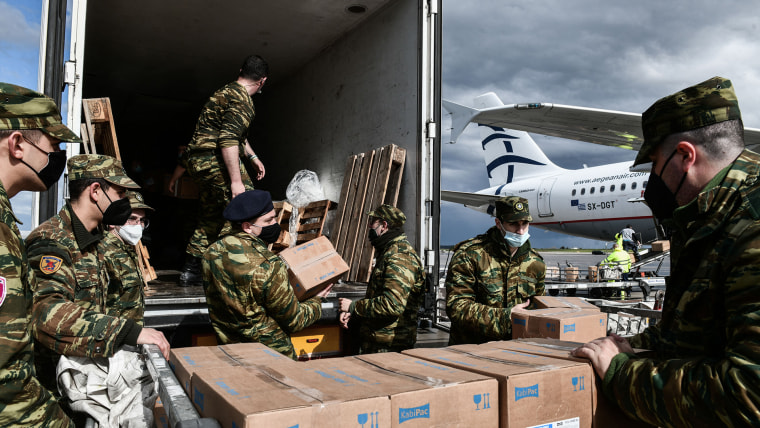 Soldados griegos descargan ayuda humanitaria para Ucrania en el Aeropuerto Internacional Eleftherios Venizelos en Atenas, el 27 de febrero de 2022. El avión aterrizará en Polonia.
