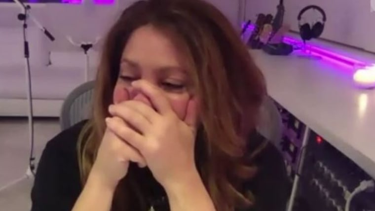 Shakira llorando en un live con Carlos Vives