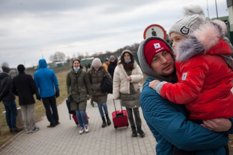 Familias de refugiados ucranianos cruzan la frontera hacia Polonia, el 25 de febrero de 2022.