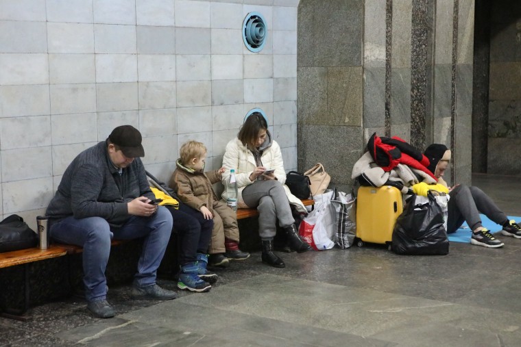 La gente se refugia en una estación del metro en Jarkóv.