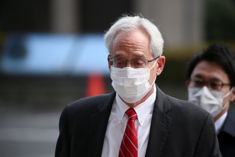 Image: Greg Kelly, former executive of Nissan Motor Co., walks in to the Tokyo District Court