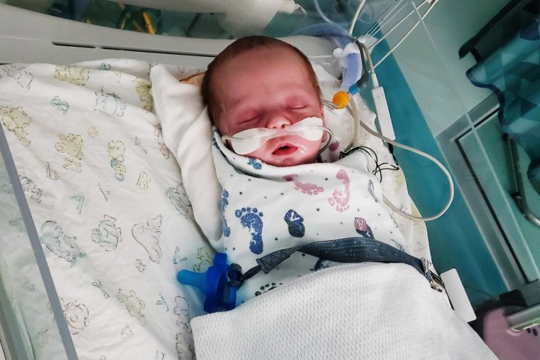 Jaxtyn tenía casi 2 semanas cuando contrajo el virus respiratorio sincitial, o RSV, que lo dejó hospitalizado.
