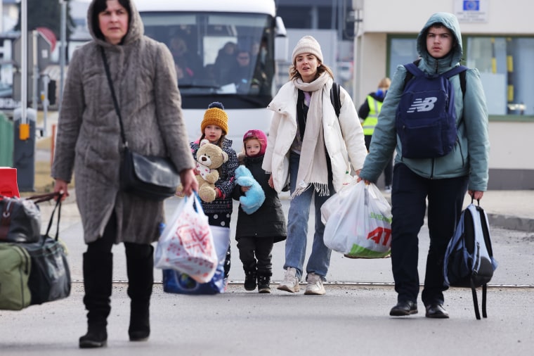 Na zdjęciu: kobiety i dzieci uciekające przed wojną na Ukrainie przekraczają granicę do Polski w Medica 3 marca 2022 r.
