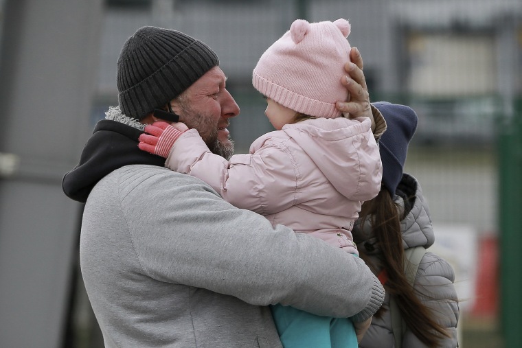 Na zdjęciu: Ojciec obejmuje córkę podczas zjazdu rodzinnego po ucieczce przed konfliktem na Ukrainie, na przejściu granicznym Medica w Polsce 27 lutego 2022 r.