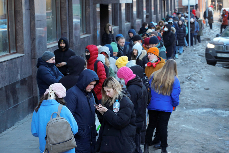 Image: People stand in line to use an ATM money machine in Saint Petersburg