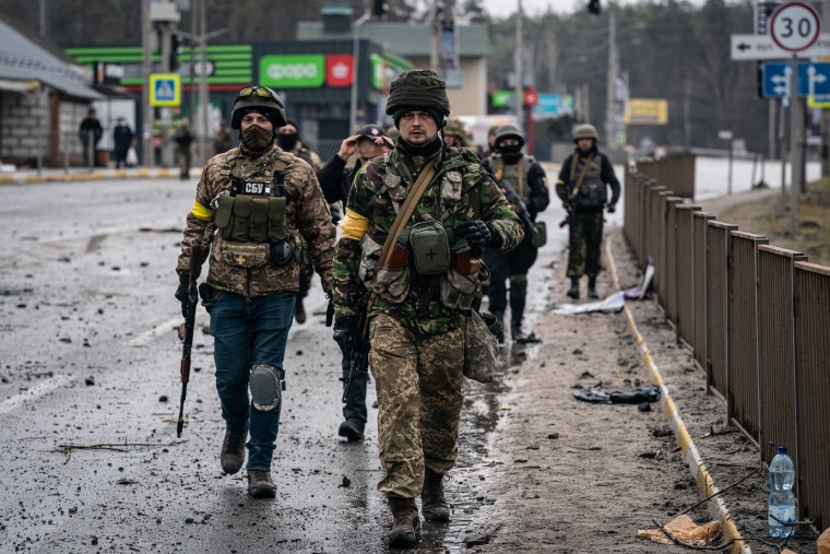 Image: Ukrainian soldiers in Irpin, Ukraine