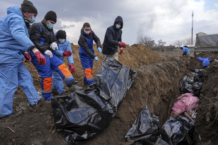 Image: Mass grave in Mariulpol