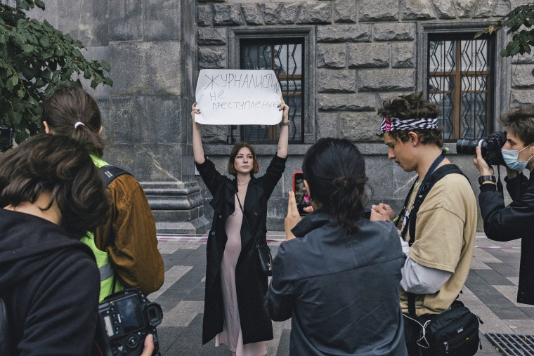 Ksenia Mironova, a journalist from the TV channel Dozhd, pickets front of the Russian Federal Security Service (FSB) building in Moscow in support of independent media, on Saturday, Aug. 21, 2021. (Nanna Heitmann/The New York Times)