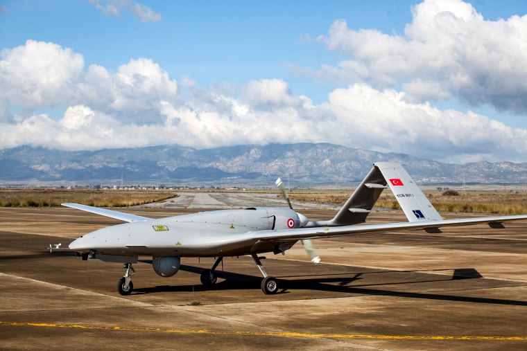 El avión no tripulado Bayraktar TB2 de fabricación turca se muestra el 16 de diciembre de 2019 en la base aérea militar de Gecitkale cerca de Famagusta en la autoproclamada República Turca del Norte de Chipre.