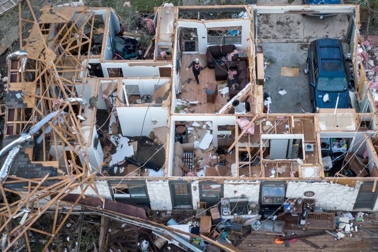 Image: Aftermath of a tornado in Round Rock, Texas