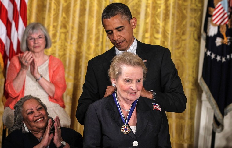 La exsecretaria de Estado Madeleine Albright recibe la Medalla Presidencial de la Libertad por parte del presidente Barack Obama durante un evento en el East Room el 29 de mayo de 2012 en la Casa Blanca.