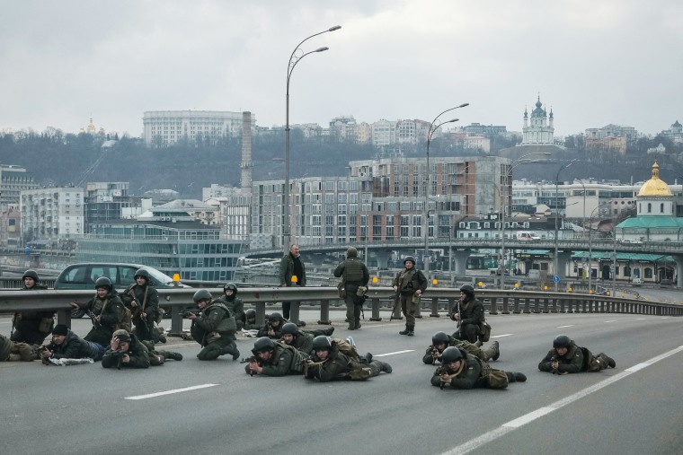 Servicemen of the Ukrainian National Guard take positions in central Kyiv