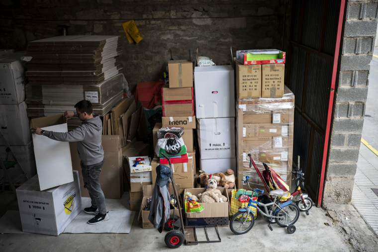 Un voluntario organiza donaciones para enviar a Ucrania en el pueblo de Guissona, Lleida, España, el 17 de marzo de 2022.